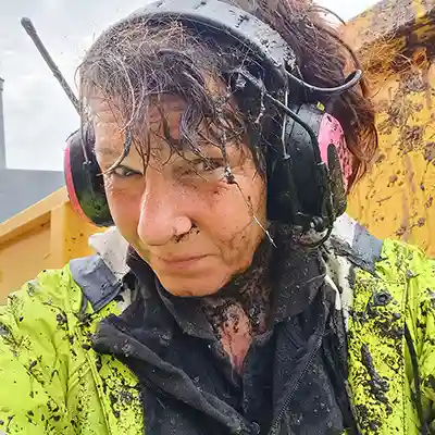 Duschad av slam i ansiktet