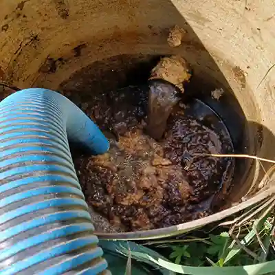 Överfull tank  med bajs under tömning