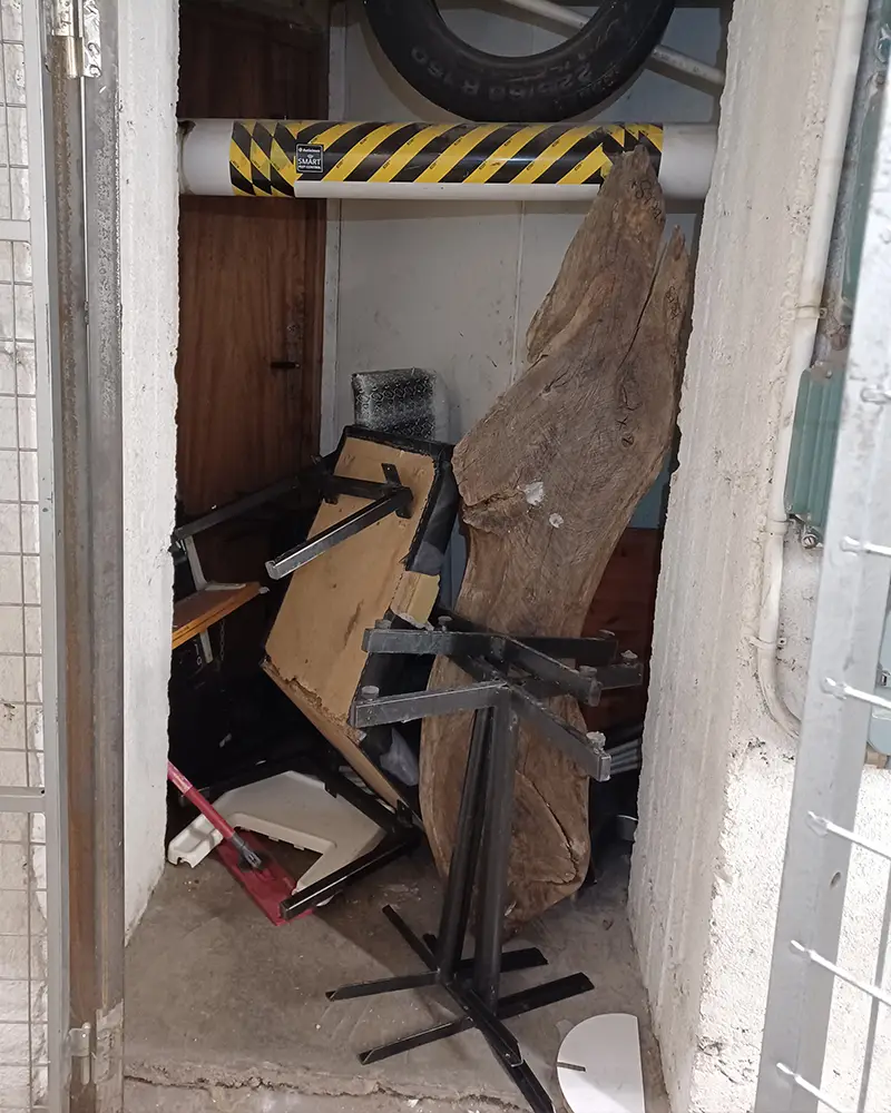 Dörr till fettavskiljare blockerad av sopor